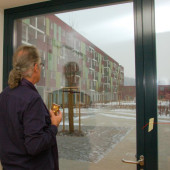 Galerie-Initiant Hans Suter - Blick in den Innenhof aus dem Gemeinschaftsraum - komprimiert.jpg